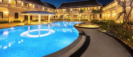 Ulkouima-allas, aurinkovarjoja, aurinkotuoleja