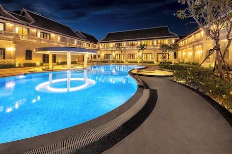 Outdoor pool, pool umbrellas, pool loungers. Choasis Hotel