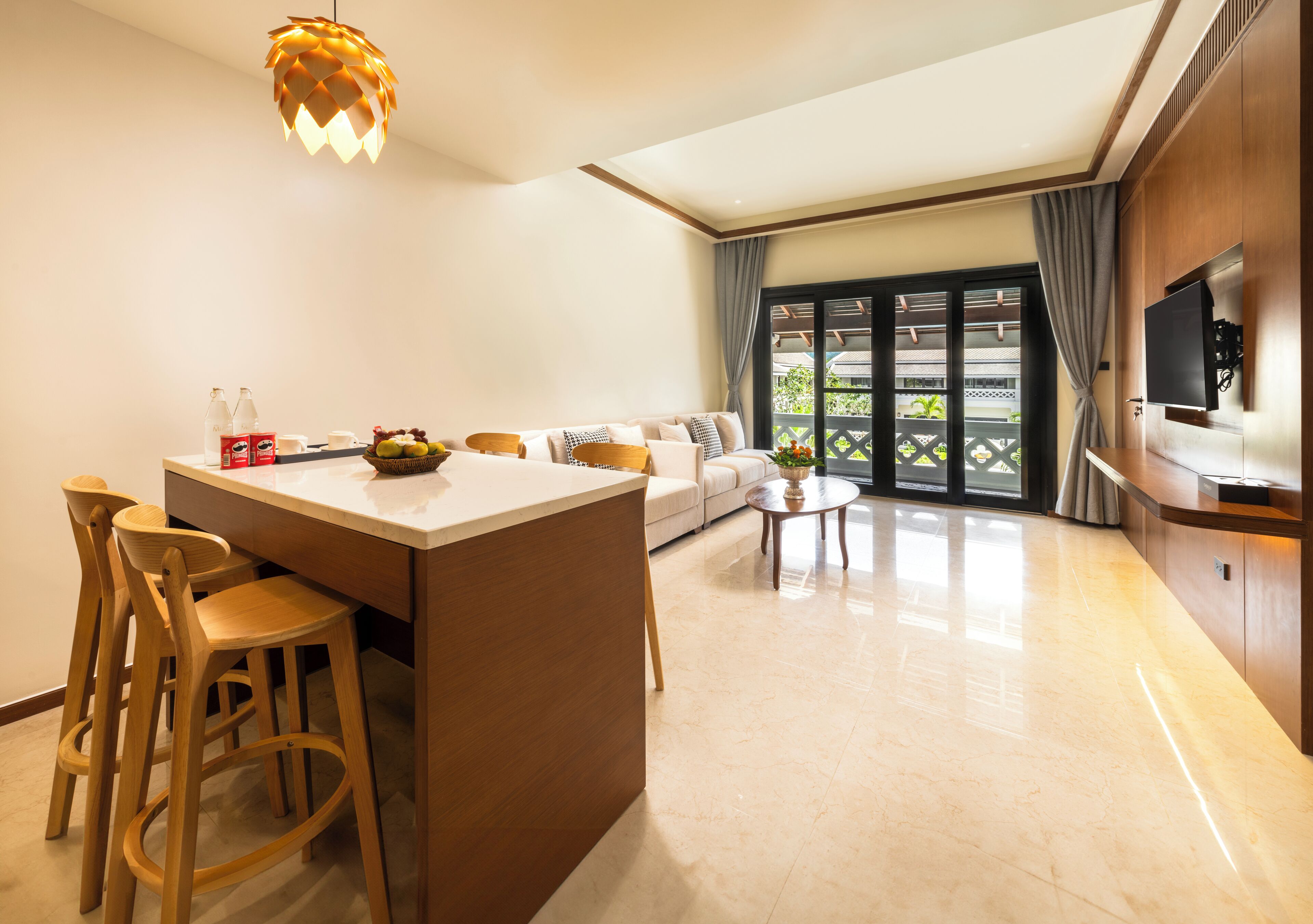 Suite Confort, 1 habitación, no fumadores, balcón | Zona de estar | Una televisión