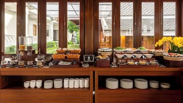 Café da manhã com buffet grátis todos os dias