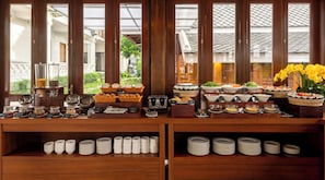 Café da manhã com buffet grátis todos os dias