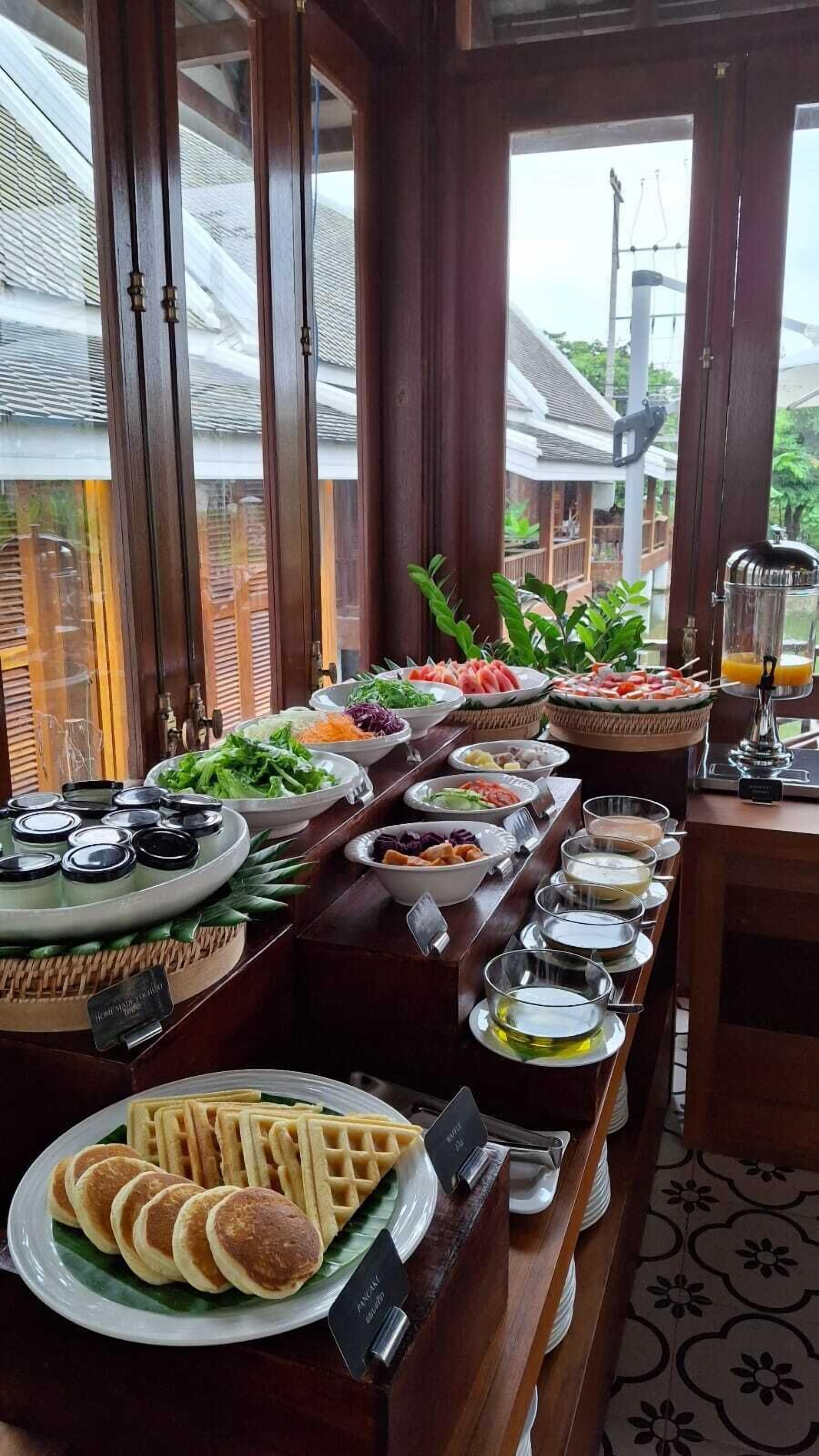 Se sirven desayunos y almuerzos; cocina asiática; con vista a la piscina