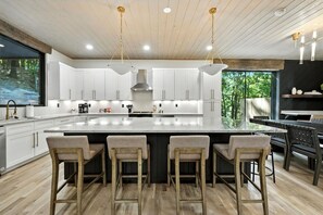 Fridge, microwave, oven, stovetop - Cave Room, Waterfall, Pickleball, Poker Table, Pool Table, Pets (Broken Bow)