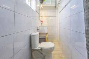 ヘアドライヤー、タオル、石鹸、シャンプー