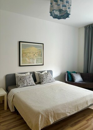2 bedrooms, desk, iron/ironing board, WiFi
