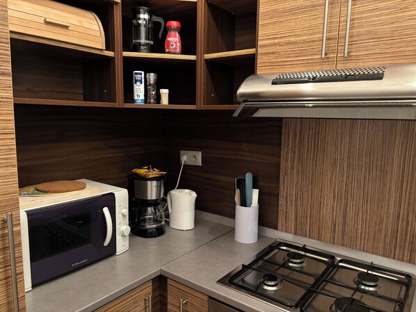 Kühlschrank, Mikrowelle, Ofen, Geschirrspüler