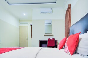Standard Suite | Desk, free WiFi, bed sheets - Hotel O Angkatan 45 Near Istana Gubernur Formerly Maleo Hotel (Palembang)