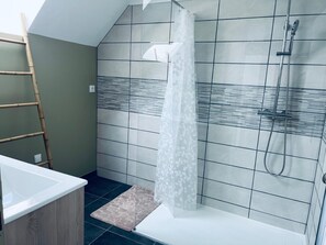 Douche, séchoir à cheveux, serviettes fournies, papier de toilette