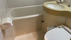 Ένα μπάνιο με μπανιέρα, τουαλέτα και νιπτήρα.