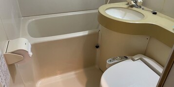 Bañera con ducha, secador de pelo, toallas, shampoo