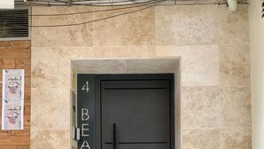 A modern black door with the number 4 and the word "BEATAS" on the wall to the left. - Exterior Studio 3rd floor (Málaga)