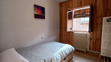 2 slaapkamers, een strijkplank/strijkijzer, wifi, beddengoed