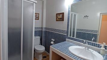 Een douche, een haardroger, handdoeken, zeep