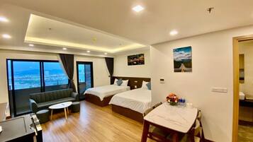 Habitación familiar | Muebles diferentes, cortinas blackout y tabla de planchar con plancha