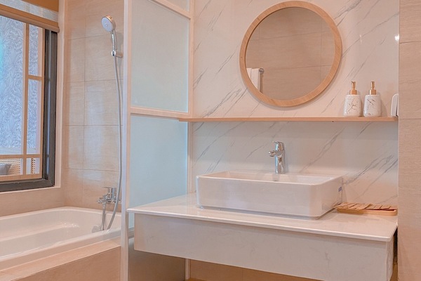 Family Room | Bathroom