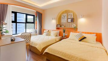 Suite familiar, 3 habitaciones, tina, vista al mar | Muebles diferentes, cortinas blackout y tabla de planchar con plancha