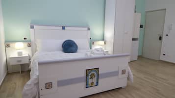 Una camera da letto con un letto, comodini, un armadio e una porta.