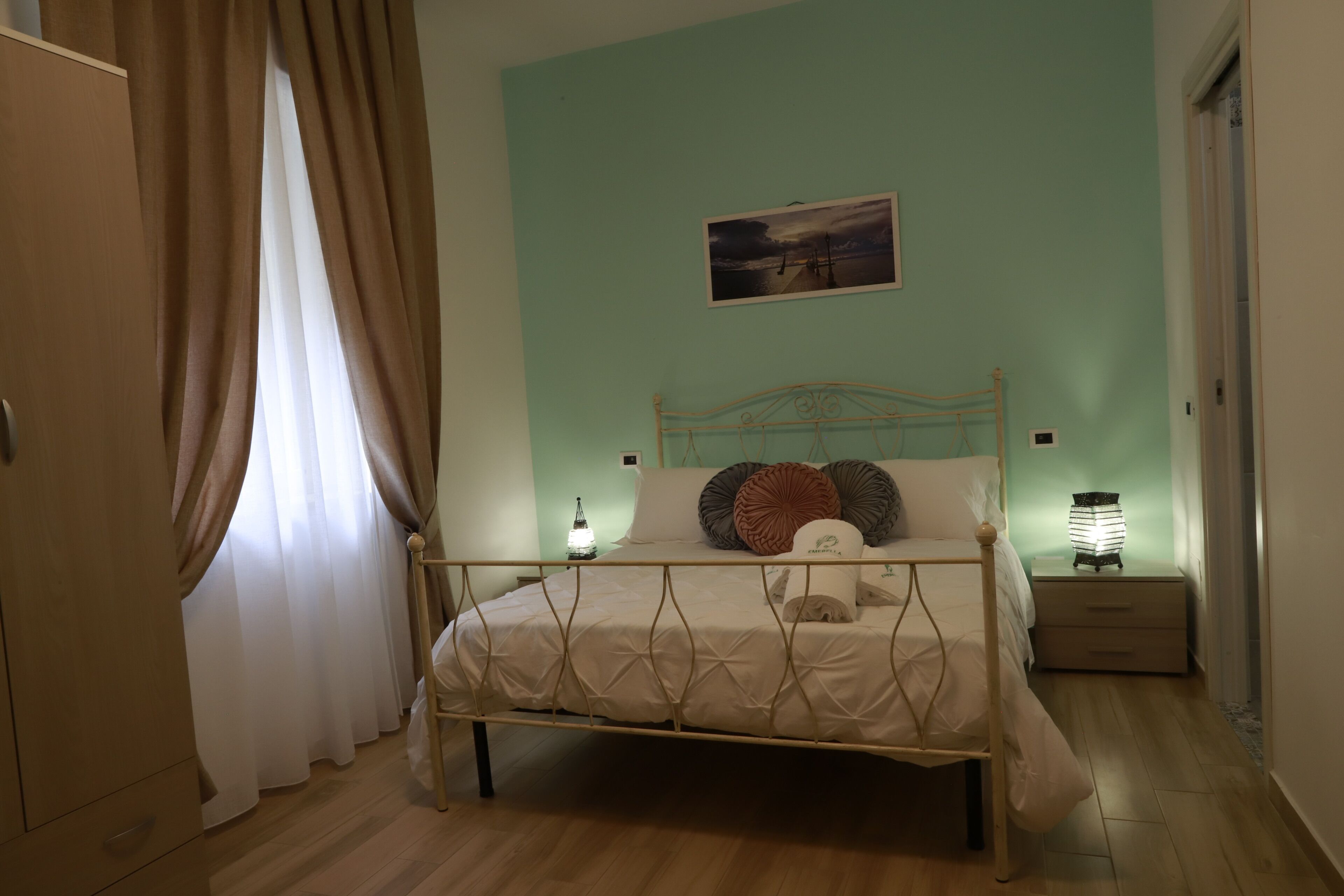 Emerella Luxury Suite Room 2 | Ropa de cama de alta calidad, edredón y decoración personalizada 