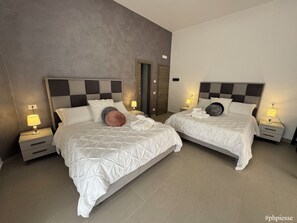 Emerella Luxury Family Suite Room 6 | Biancheria da letto di alta qualità, copriletto in piuma