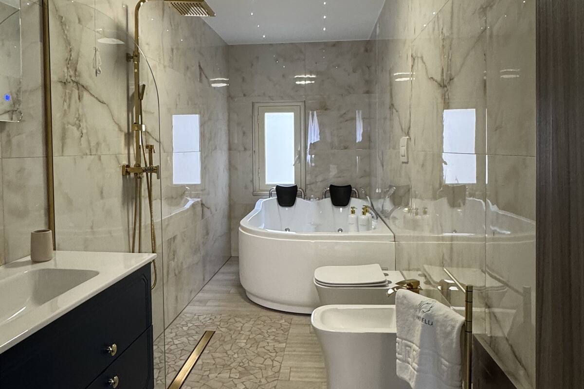 Emerella Luxury Honeymoon Suite 8 | Salle de bain | Articles de toilette gratuits, sèche-cheveux, peignoirs, chaussons