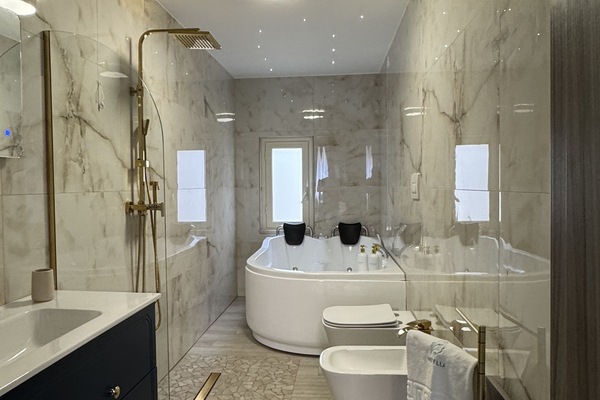 Emerella Luxury Honeymoon Suite 8 | Bathroom | Free toiletries, hair dryer, bathrobes, slippers