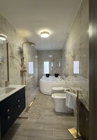 Emerella Luxury Honeymoon Suite 8 | 浴室 | 免费洗浴用品、吹风机、浴袍、拖鞋