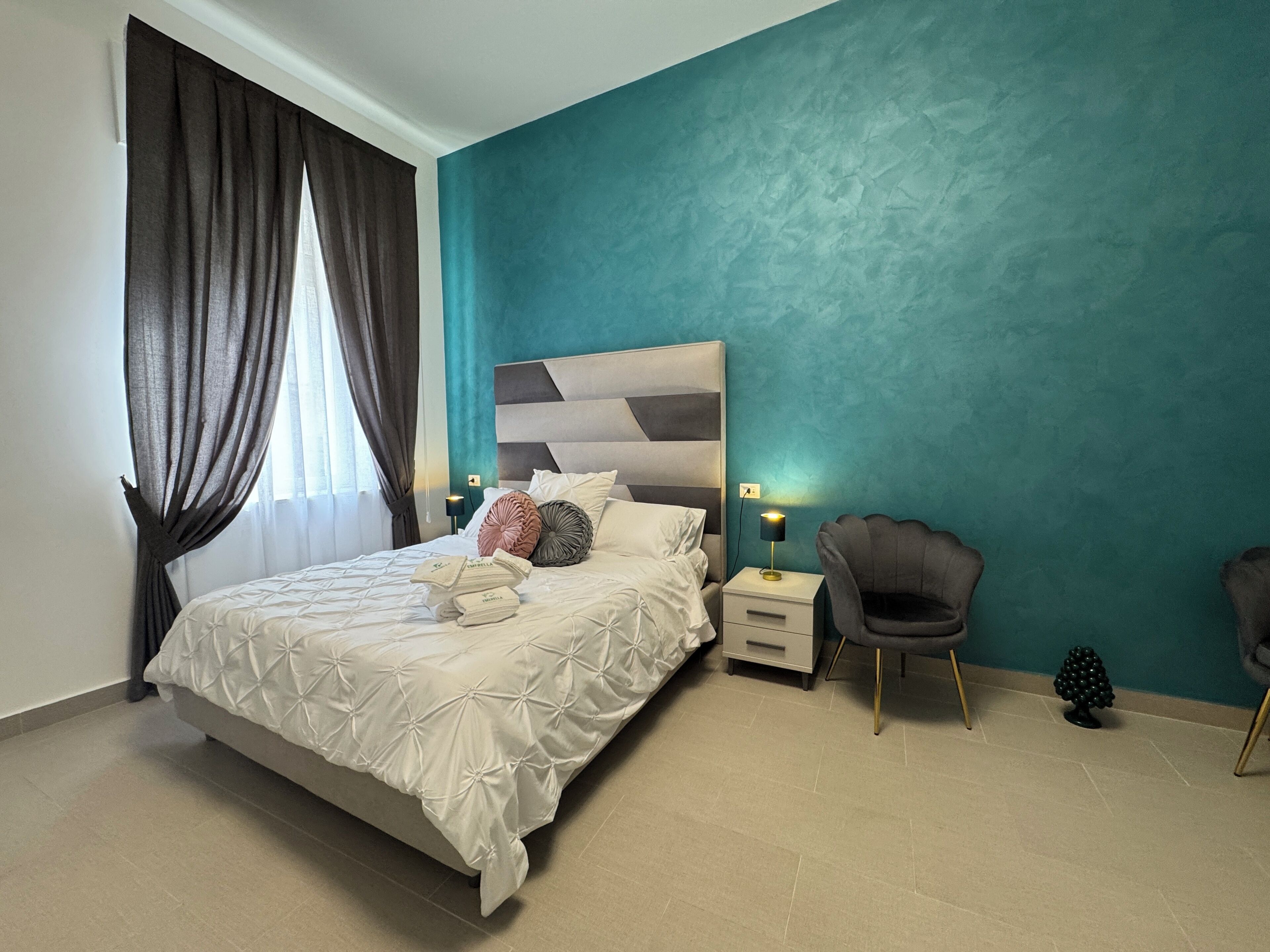 Emerella Luxury Honeymoon Suite 8 | Ropa de cama de alta calidad, edredón y decoración personalizada 