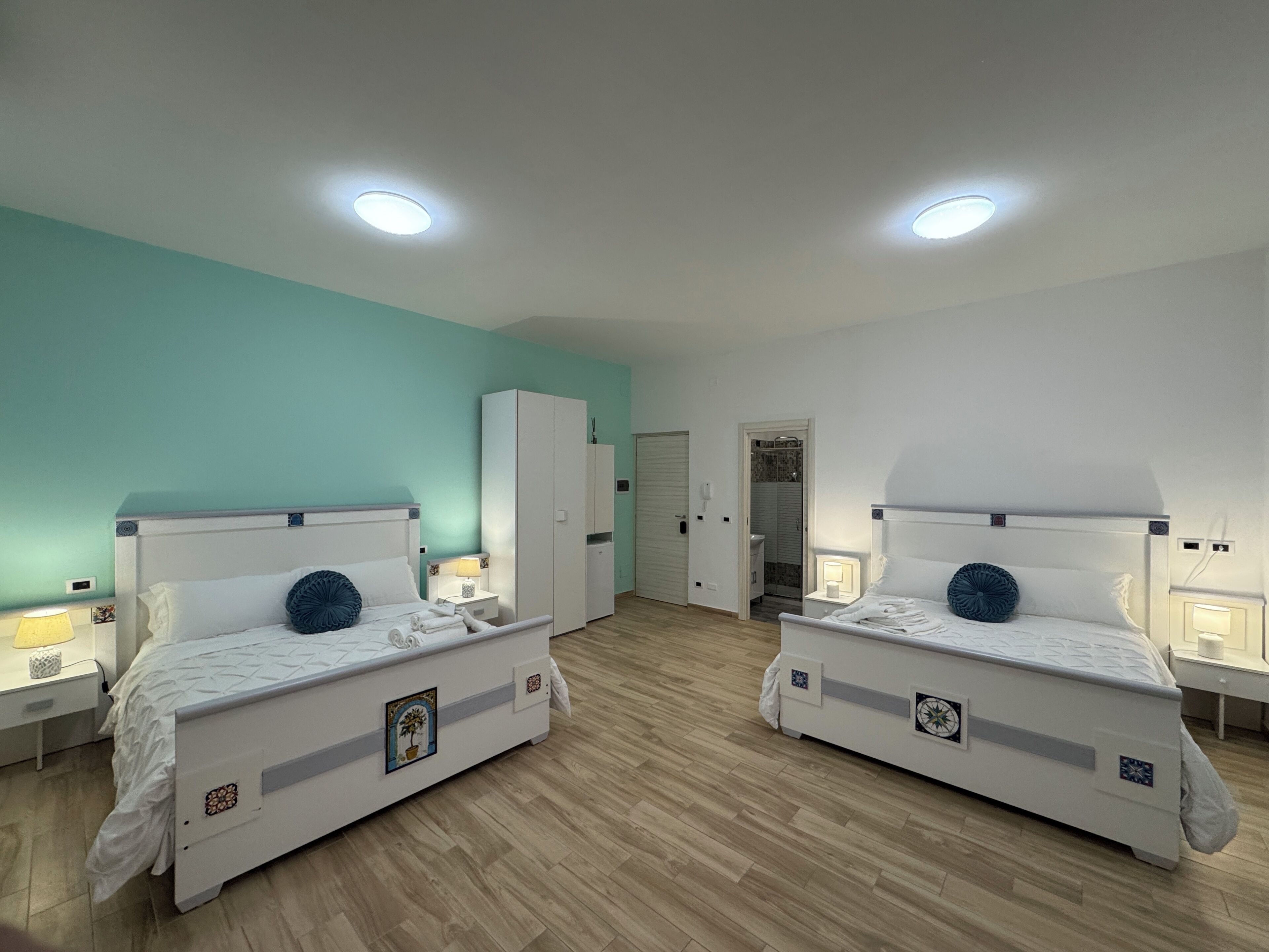 Emerella Luxury Family Suite Room 3 | Ropa de cama de alta calidad, edredón y decoración personalizada 