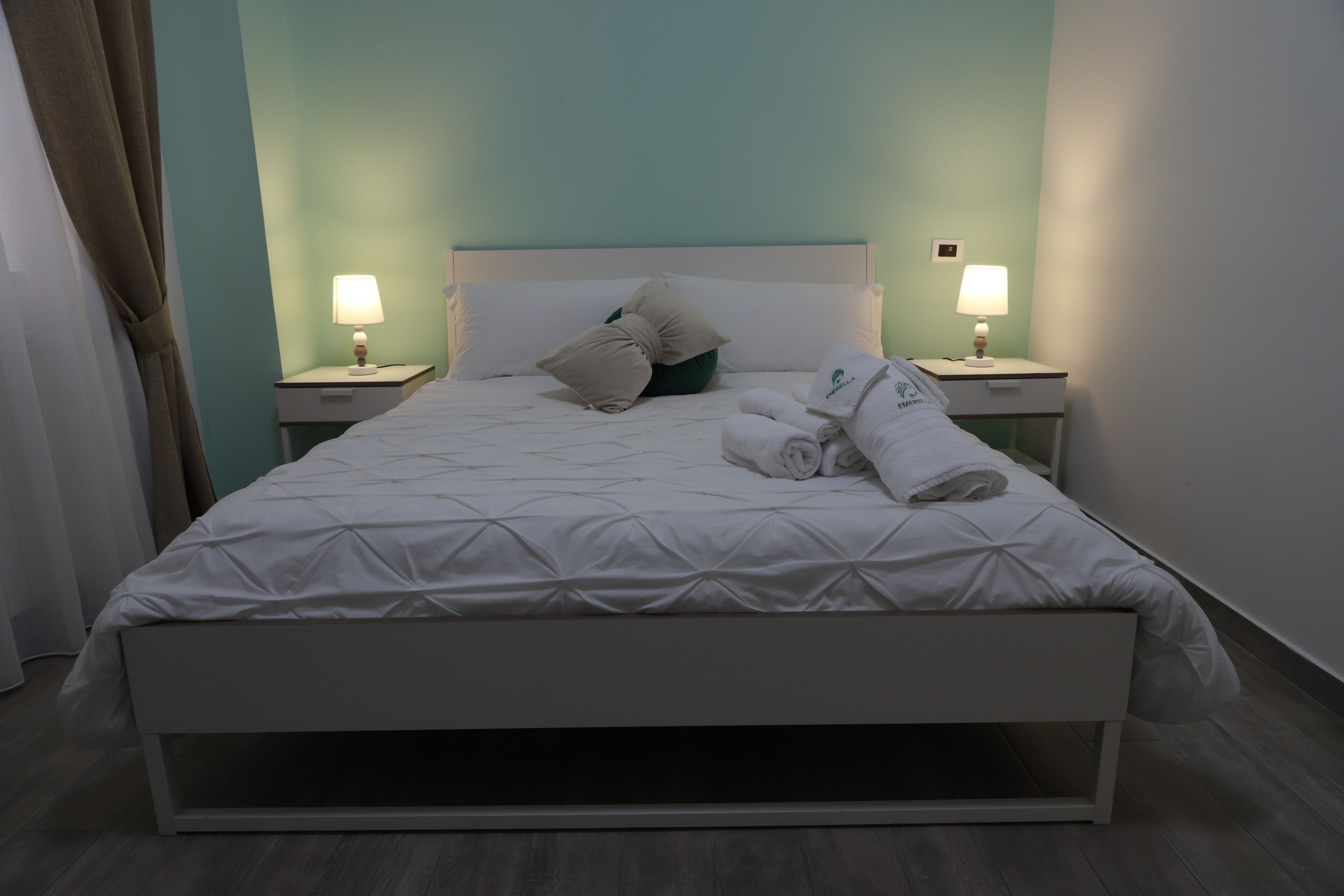 Emerella Luxury Suite Room 1 | Ropa de cama de alta calidad, edredón y decoración personalizada 