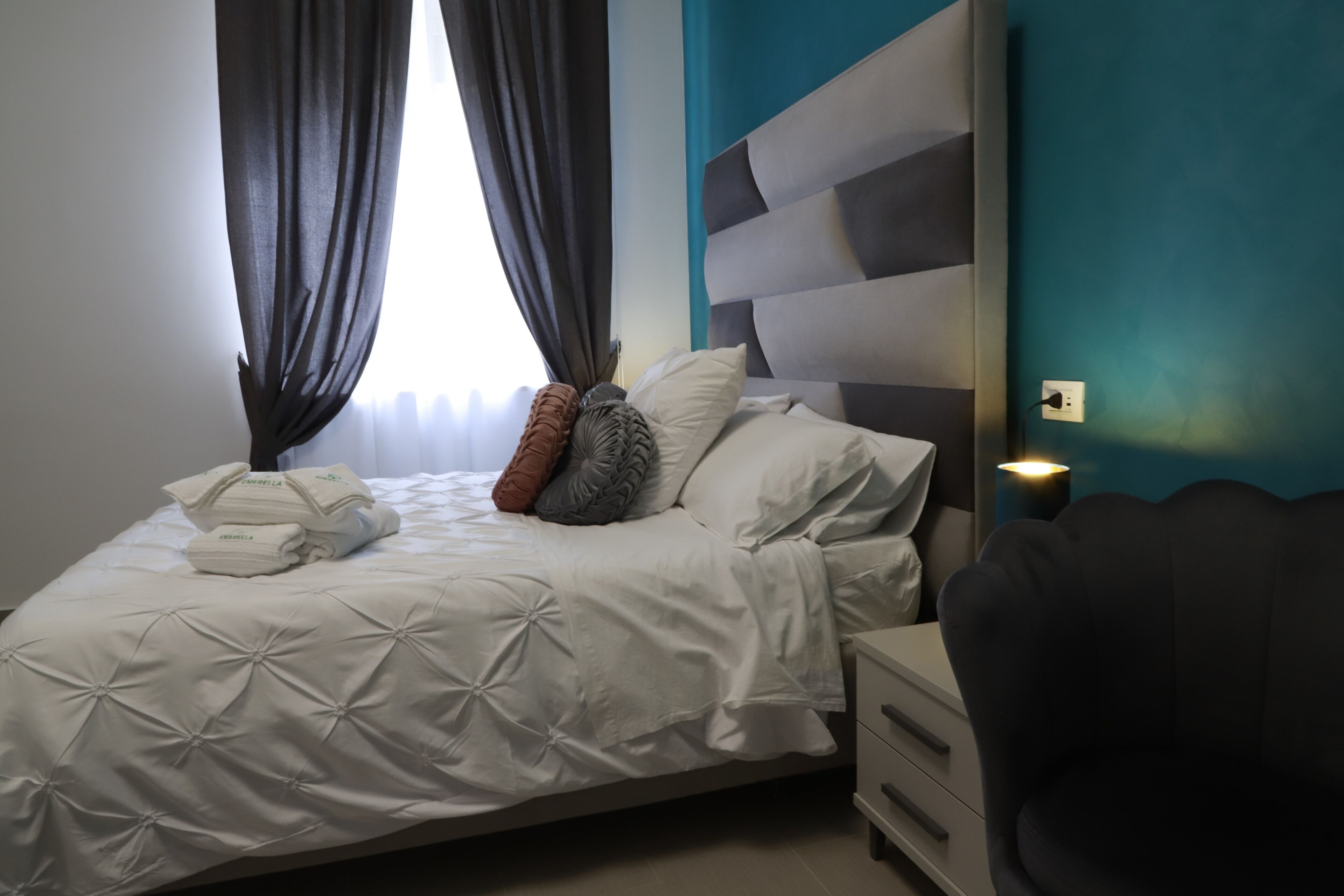 Emerella Luxury Suite Room 7 | Ropa de cama de alta calidad, edredón y decoración personalizada 