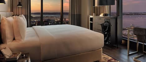 Standard Room, 1 King Bed, Harbour View, Corner | Minibar, in-room safe, blackout curtains, iron/ironing board