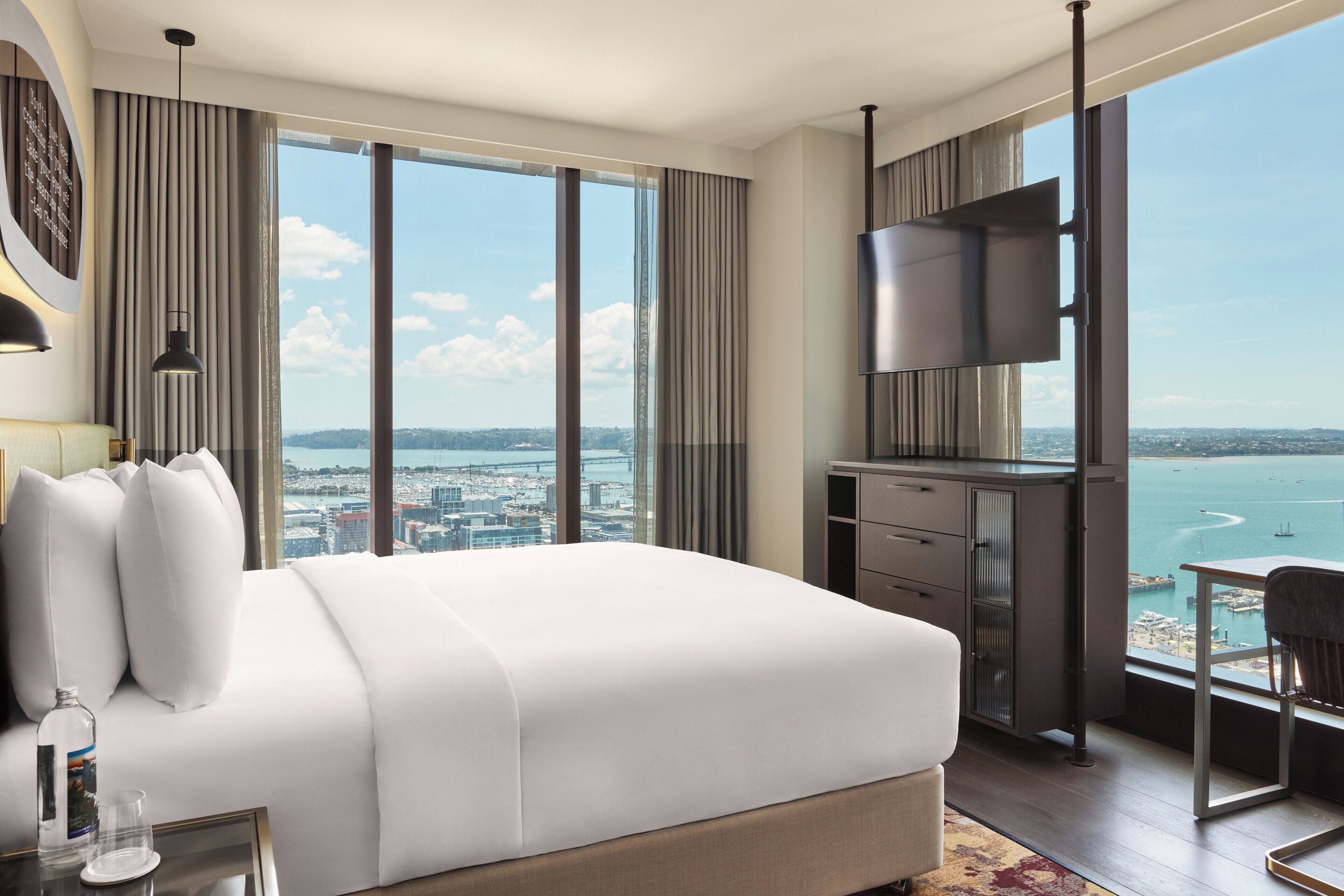 Standard Room, 1 King Bed, Harbor View, Corner (High Floor) | Minibar, in-room safe, blackout drapes, iron/ironing board