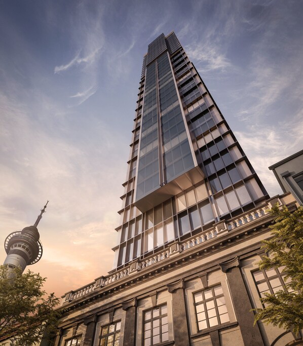 A modern skyscraper with a glass facade and a classical building with columns at its base. - Hotel Indigo Auckland by IHG (Auckland)
