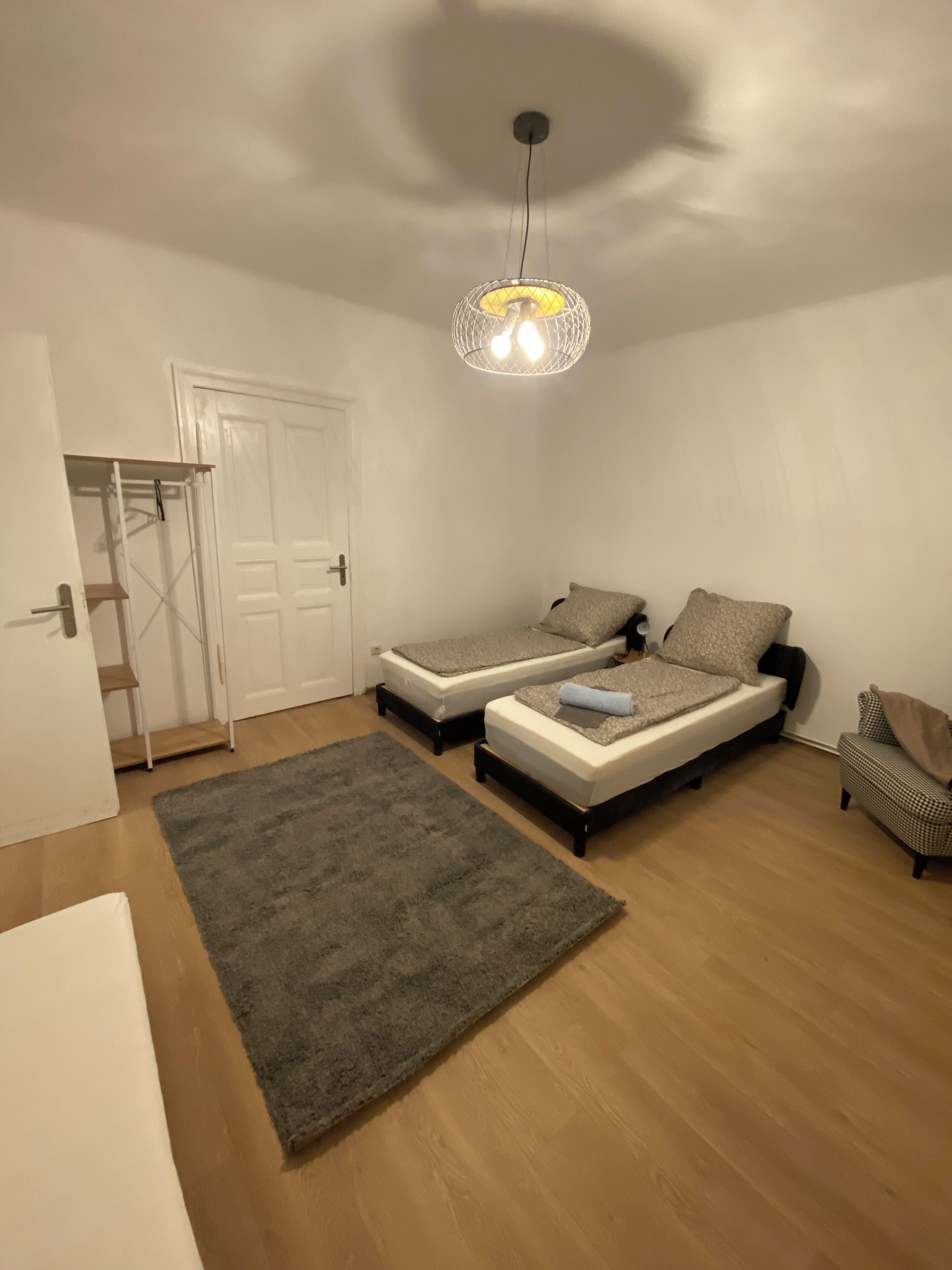 3 makuuhuonetta, silitysrauta/-lauta, vuodevaatteet