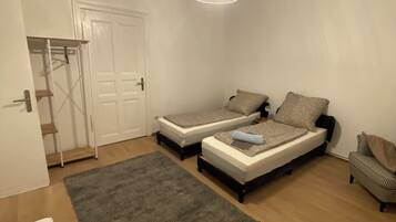 3 makuuhuonetta, silitysrauta/-lauta, vuodevaatteet