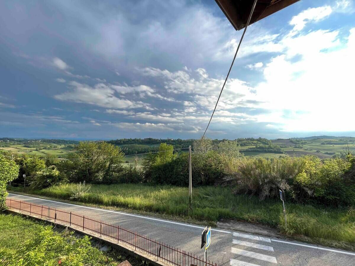 Une route de campagne avec un passage piéton et un pont rouge.
