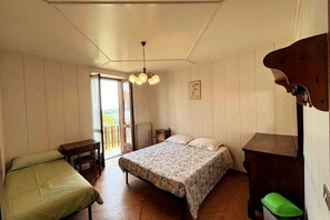 2 bedrooms, desk, WiFi, bed sheets