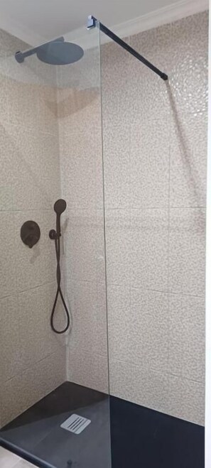 Habitación estándar doble, 1 cama doble, no fumadores, Servicio de limpieza | Baño | Secador de pelo y toallas