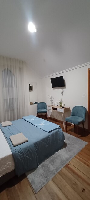 Premium Double Room, 1 Double Bed, Non Smoking, Bathtub | Individually decorated, individually furnished, desk, laptop workspace - Residencial Luso Brasileira (Matosinhos)