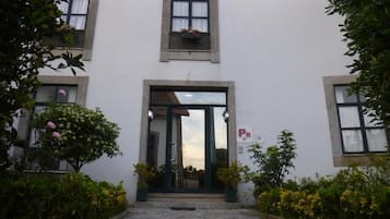 Vista frontal de la propiedad