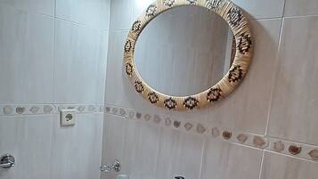 Chambre Classique avec lits jumeaux | Salle de bain | Sèche-cheveux, serviettes fournies