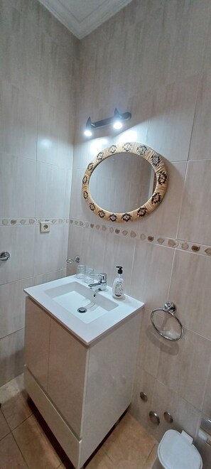 Classic Twin Room | Bathroom - Residencial Luso Brasileira (Matosinhos)