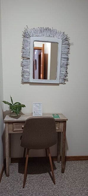 Classic Twin Room | Individually decorated, individually furnished, desk, laptop workspace - Residencial Luso Brasileira (Matosinhos)