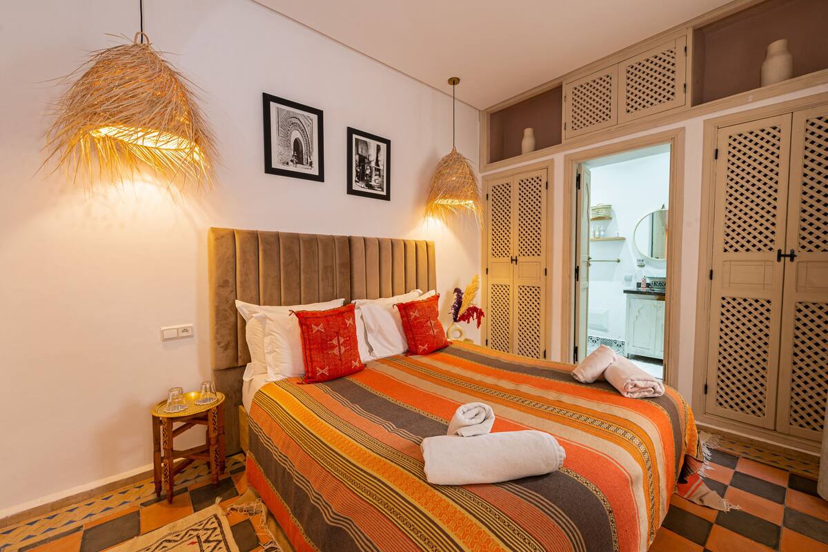 Camera Deluxe con letto matrimoniale o 2 letti singoli, non fumatori, bagno privato | 1 camera, una cassaforte in camera, postazione laptop, tende oscuranti