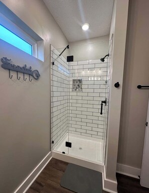 Douche, sèche-cheveux, shampoing