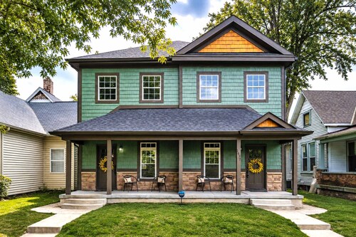 Emerald Escape | Spacious Duplex | Ideal Location!