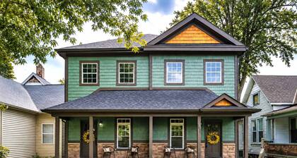 Emerald Escape | Spacious Duplex | Ideal Location!
