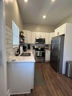 Refrigerador, microondas, horno y parrilla de estufa