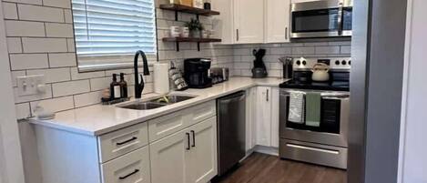 Geladeira, micro-ondas, fogão, cooktop