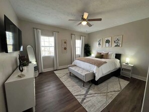 2 bedrooms, iron/ironing board, WiFi, bed sheets - Emerald Escape | Spacious Duplex | Ideal Location! (Indianapolis)